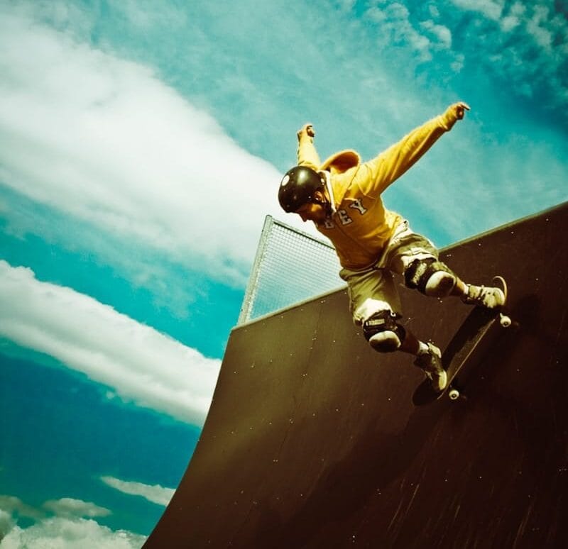 Skateur sur une ramp avec de la veet