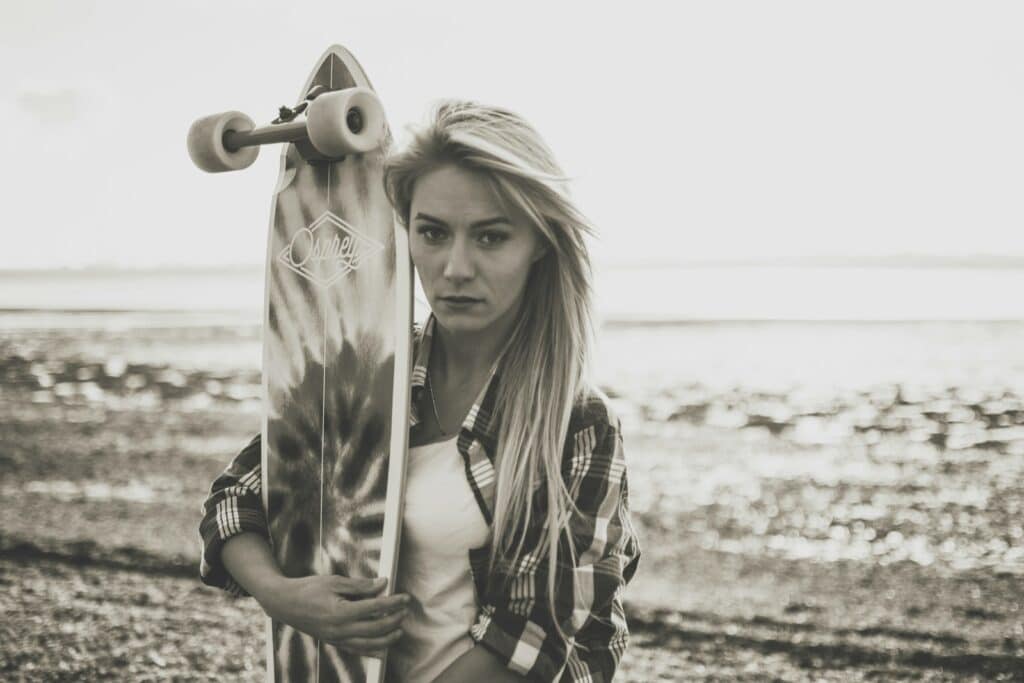 fille portant un elongueboard