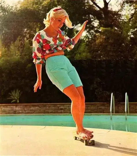 Patti Mc Gee qui skate devant une piscine.