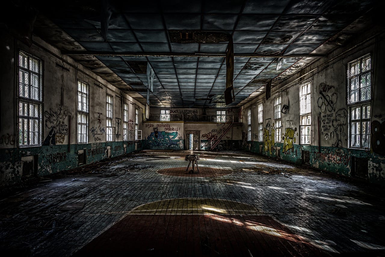 Un skatepark vide et abandonné