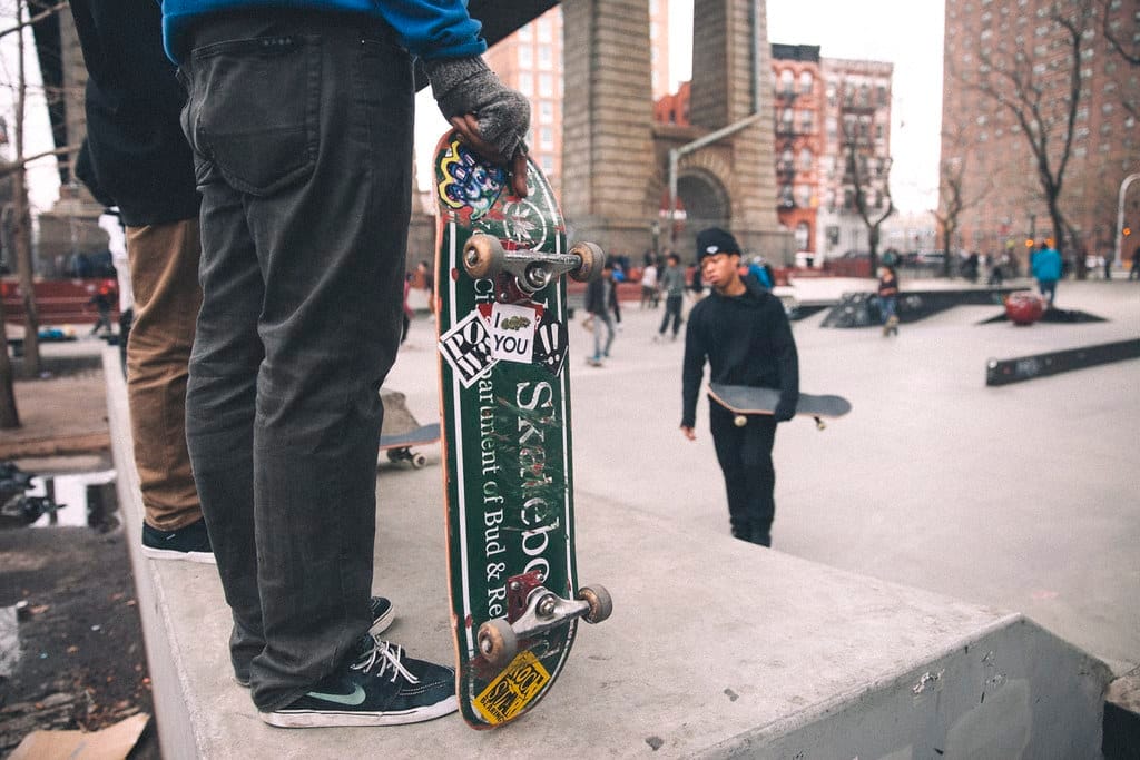 Skateboard sur un spot en ville