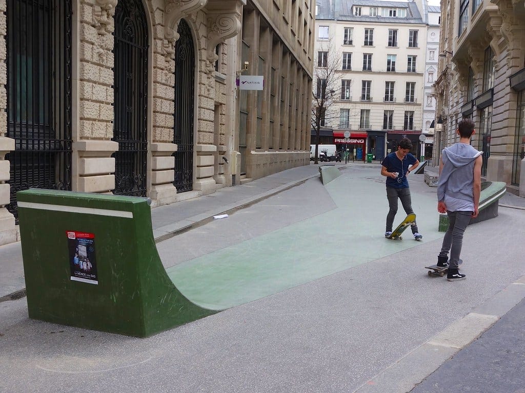 Spot de skate à Paris. Mobilier urbain dédié au skateboard