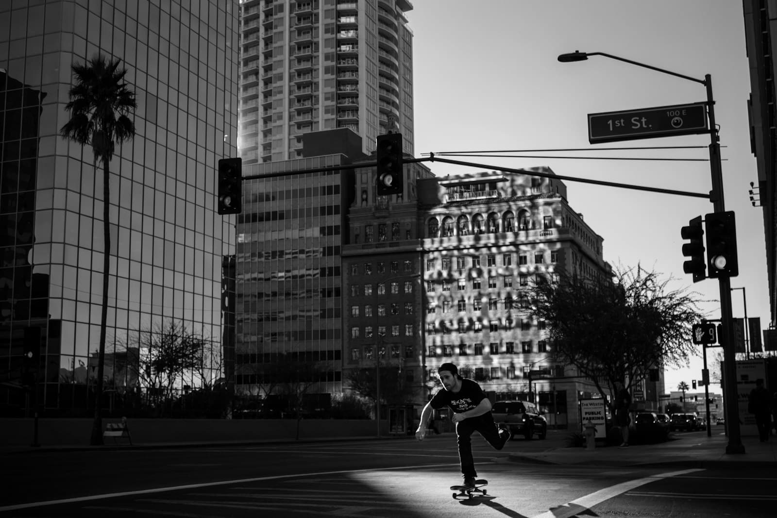 Skateboard en ville. Un skateur sur la route